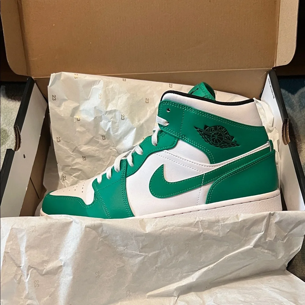 Air Jordan 1 Mid (Green Black & White) - Picture 6 of 7